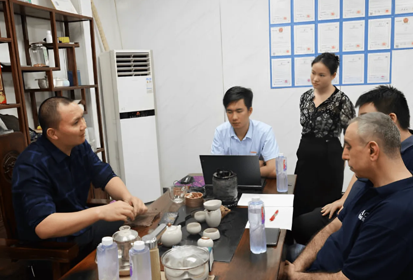 Kỹ sư thảo luận về bố trí dây chuyền