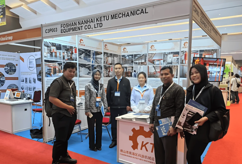 Kỹ sư thảo luận về bố trí dây chuyền