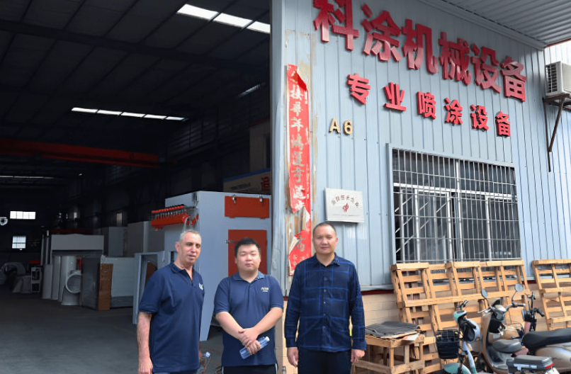 Kỹ sư thảo luận về bố trí dây chuyền