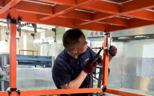 Cùng khách hàng bên cạnh vận hành dây chuyền sơn