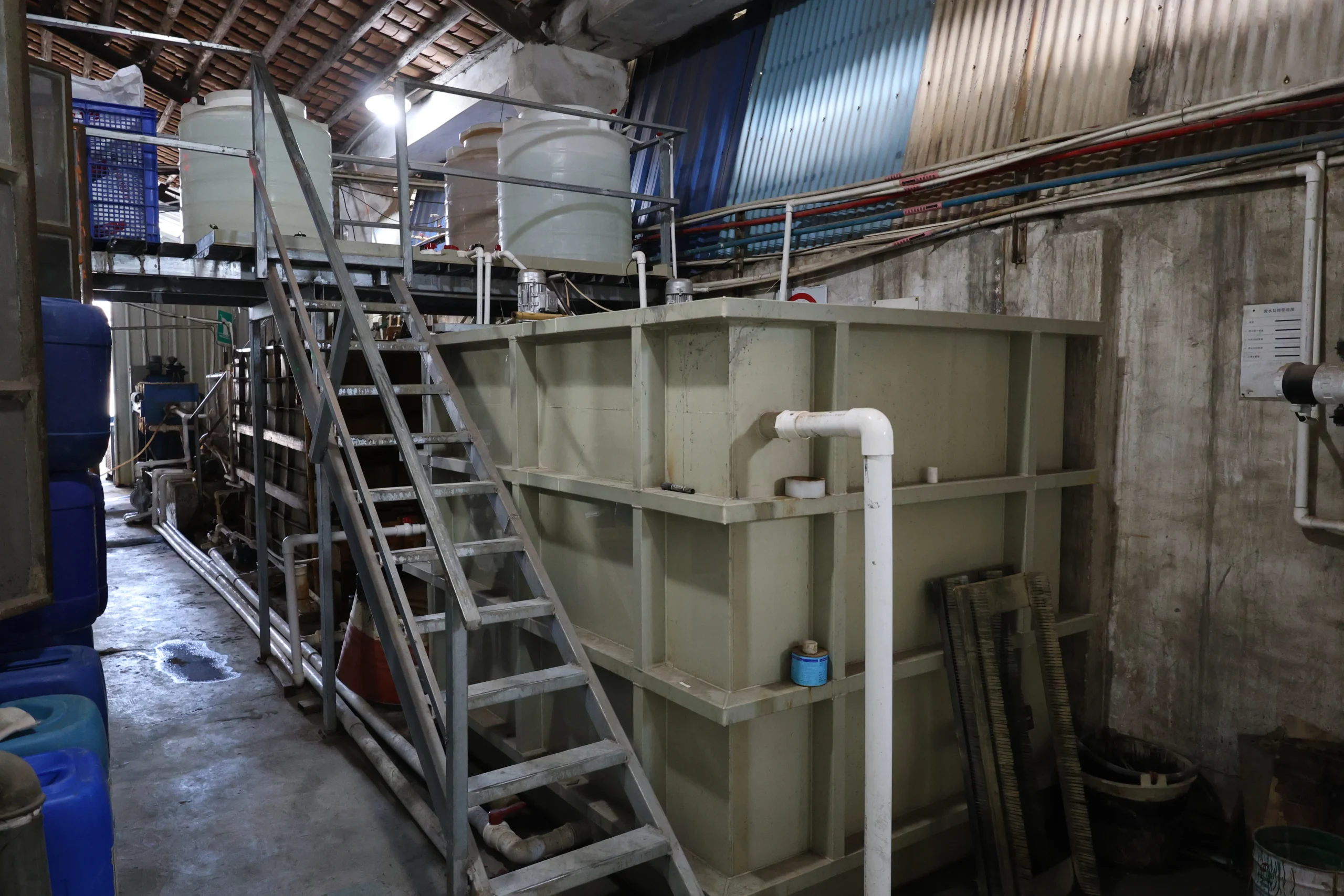Automatic conveyor system with powder coating line
