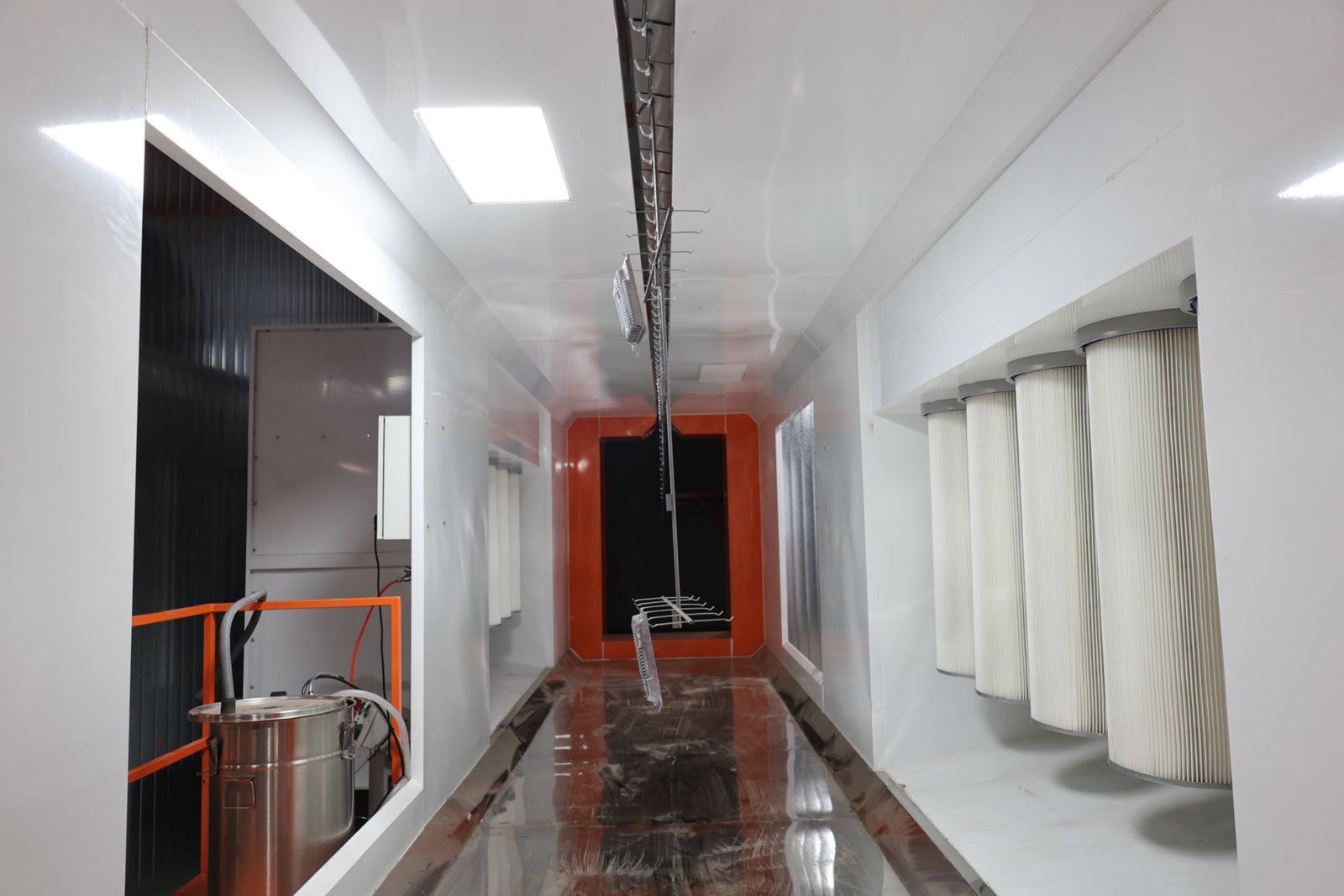 Automatic powder spraying booth for warehouse racking beams