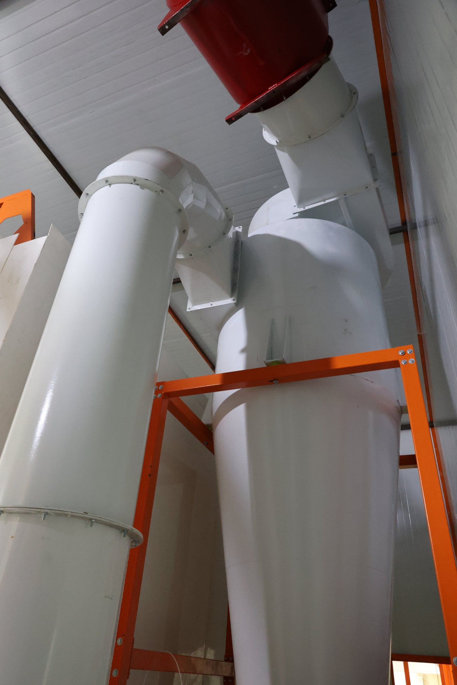 Multi-column conveyor superstructure for large steel parts finishing