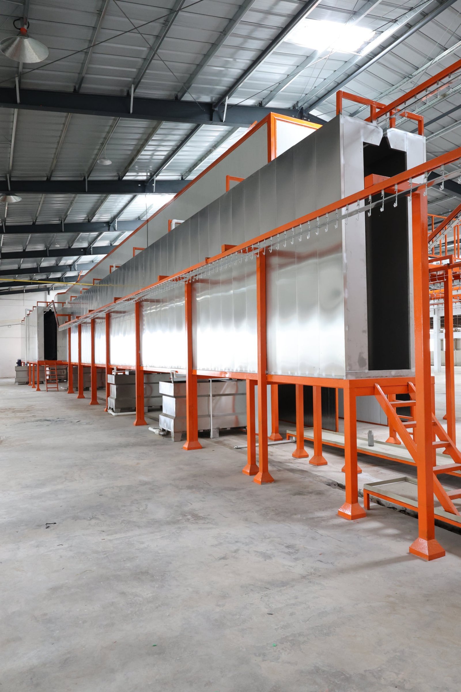 High bay coating facility with heavy-duty conveyor supports for steel structures