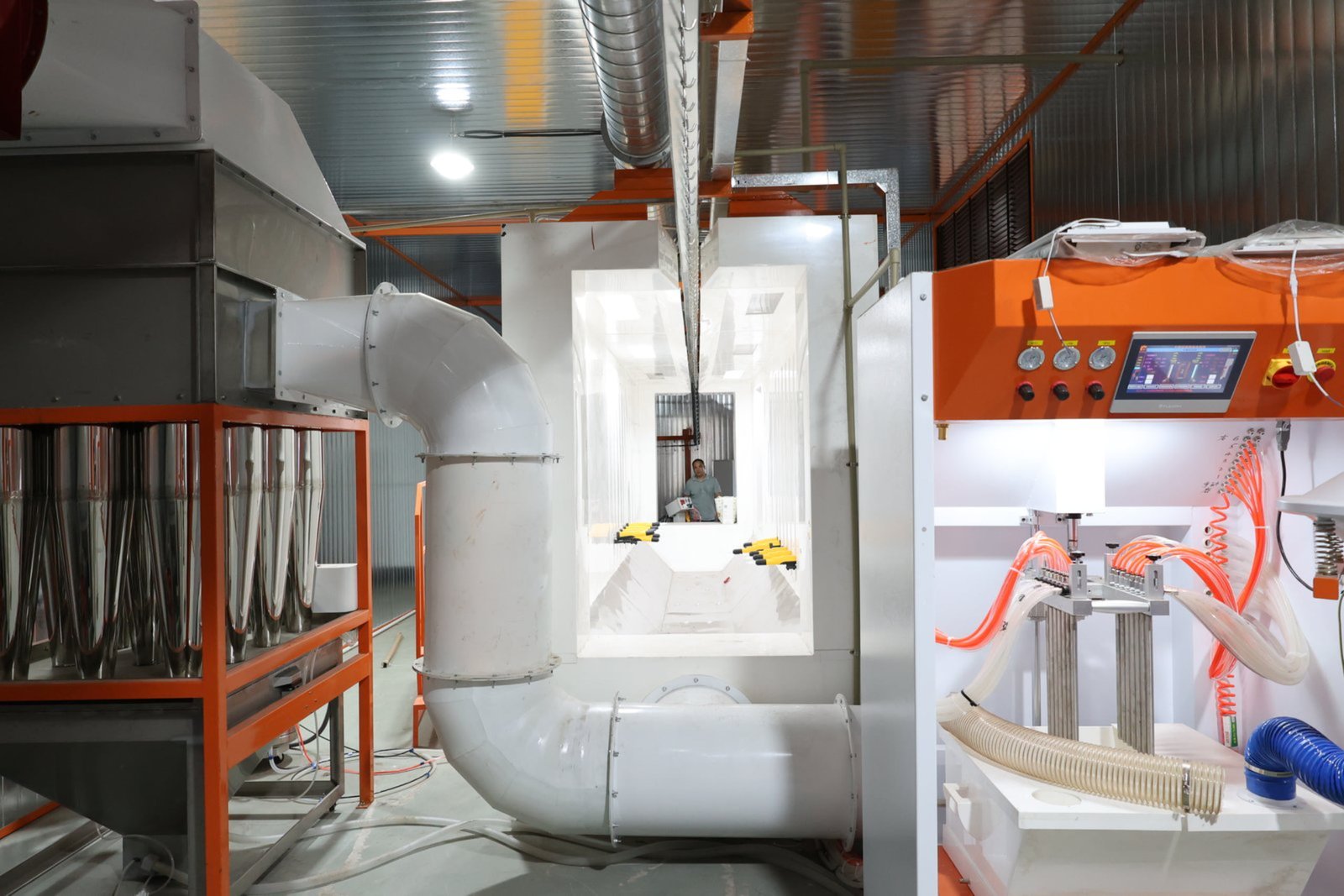 Backpack type powder spraying room